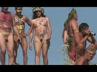 Les filles avec des troop peints en plage nudiste russe