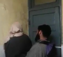 Hijab Schwester gefickt adjacent to der Universität Badezimmer