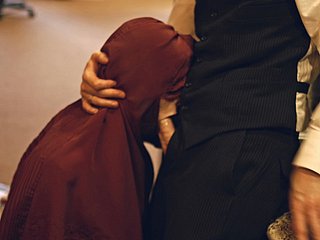 Арабский шик с натуральными сиськами получает пальцы и лицо трахало перед грубым миссионером