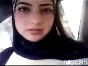 Naturalnie Well-endowed Arab nastolatków obnaża jej duże cycki w Porn Vid Amatuer