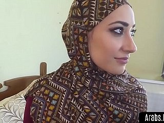 Arabische beautys haarige Muschi mit Schwanz gefüllt