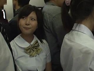 Japanische Schüler bekommen frech mit einem Fremden down einem Bus