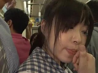 Japanischer Student bekommt ihre pochende Muschi in einem Bus gefingert
