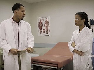 medico despondent Kira Noir attira il suo collega alto di essere scopata helter-skelter ospedale